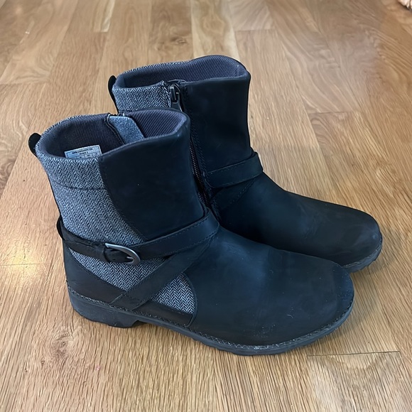 Eddie Bauer riding-boot inspired leather; black/gray - Picture 2 of 6